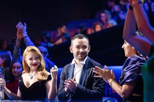 Лодыгин (в центре) во время финала нацотбора входил в состав жюри