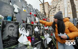 Фигуры ангелов из белой бумаги символизируют украинцев, погибших во время Революции достоинства