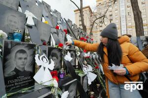 Фігури янголів із білого паперу символізують українців, які загинули під час Революції гідності