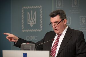 Украинские войска могут открывать огонь только в случае, если есть угроза жизни военным, отметил Данилов