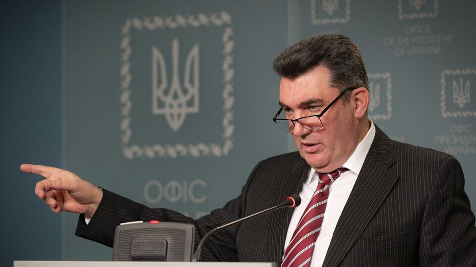 Украинские войска могут открывать огонь только в случае, если есть угроза жизни военным, отметил Данилов