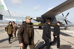 Нардепы прибыли на Донбасс на военном самолете