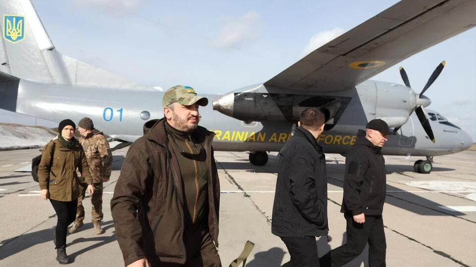 Нардепы прибыли на Донбасс на военном самолете