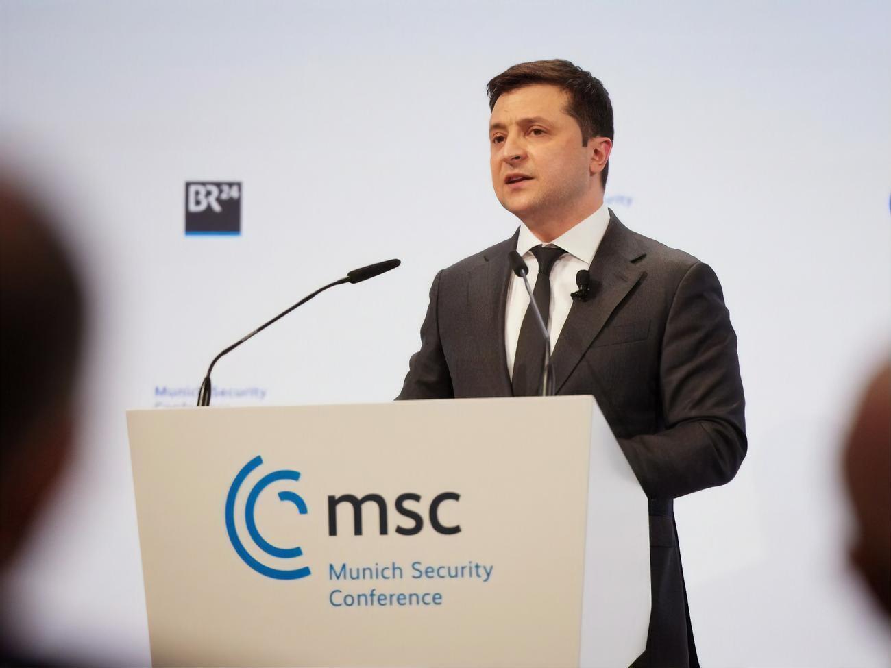 Зеленский:&nbsp;Восемь лет назад украинцы сделали свой выбор, многие отдали за этот выбор жизнь. Неужели восемь лет спустя Украина должна постоянно призывать к признанию европейской перспективы?