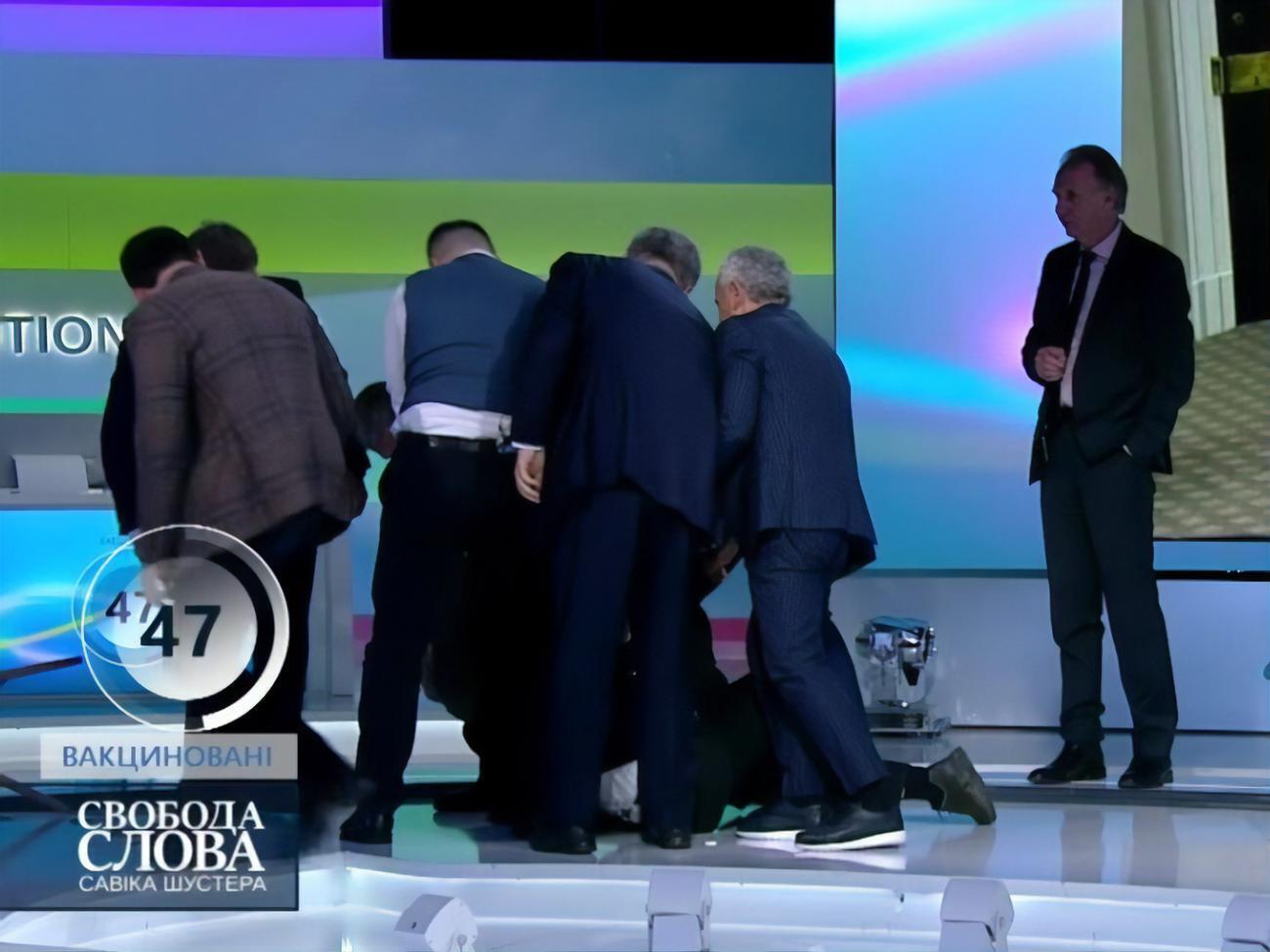 Огрызко (справа) спокойно наблюдал за дракой