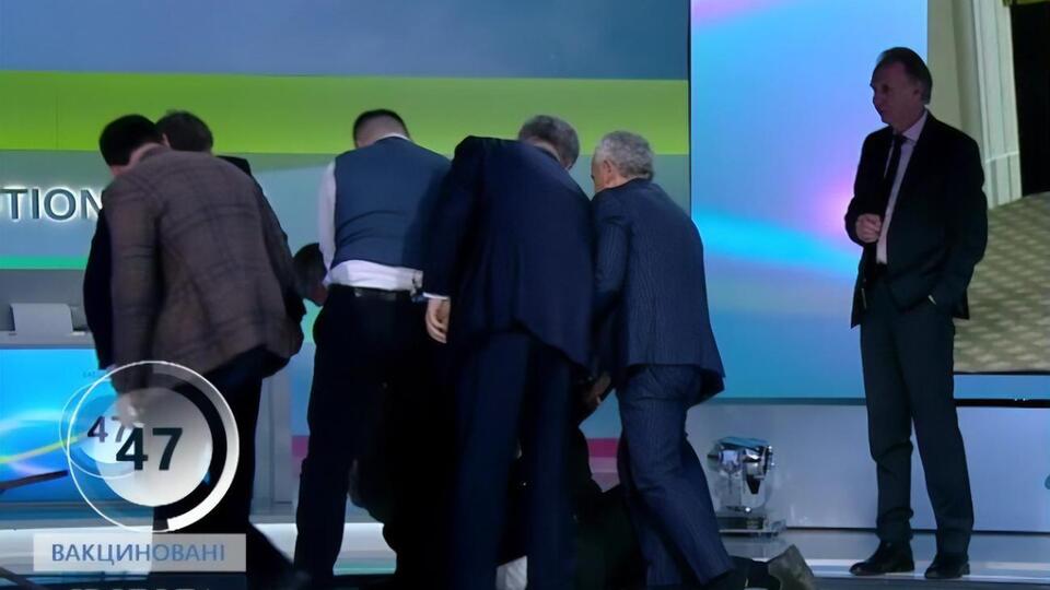 Огризко (праворуч) спокійно спостерігав за бійкою