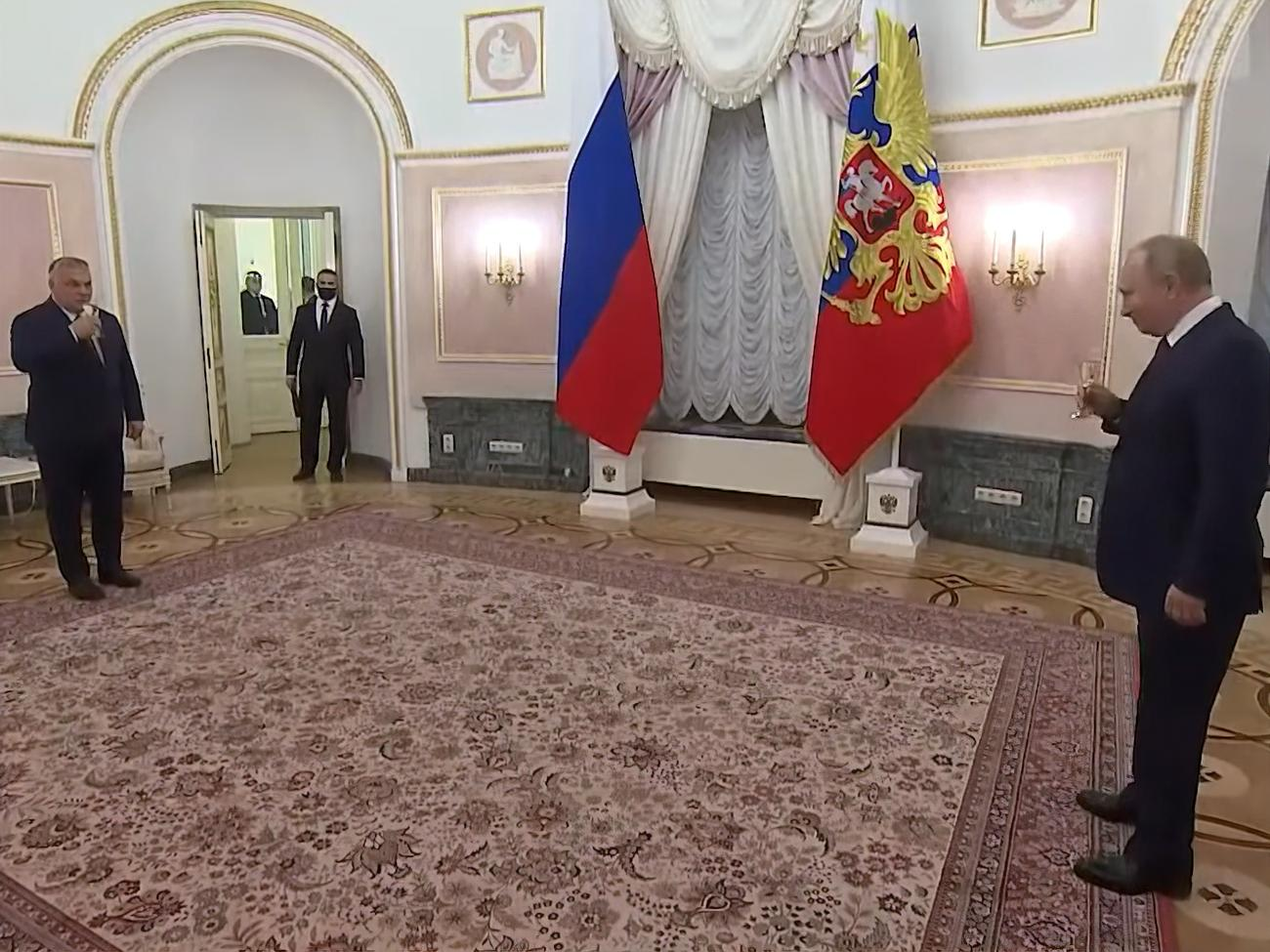 Орбан (слева) и Путин (справа) подняли бокалы на расстоянии
