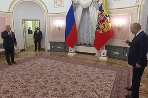 Орбан (слева) и Путин (справа) подняли бокалы на расстоянии