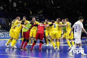 Сборная Украины (в желтом) по футзалу впервые за 14 лет встретится с командой России