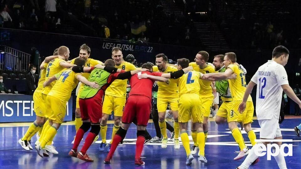 Збірна України (у жовтому) з футзалу вперше за 14 років зустрінеться проти команди Росії