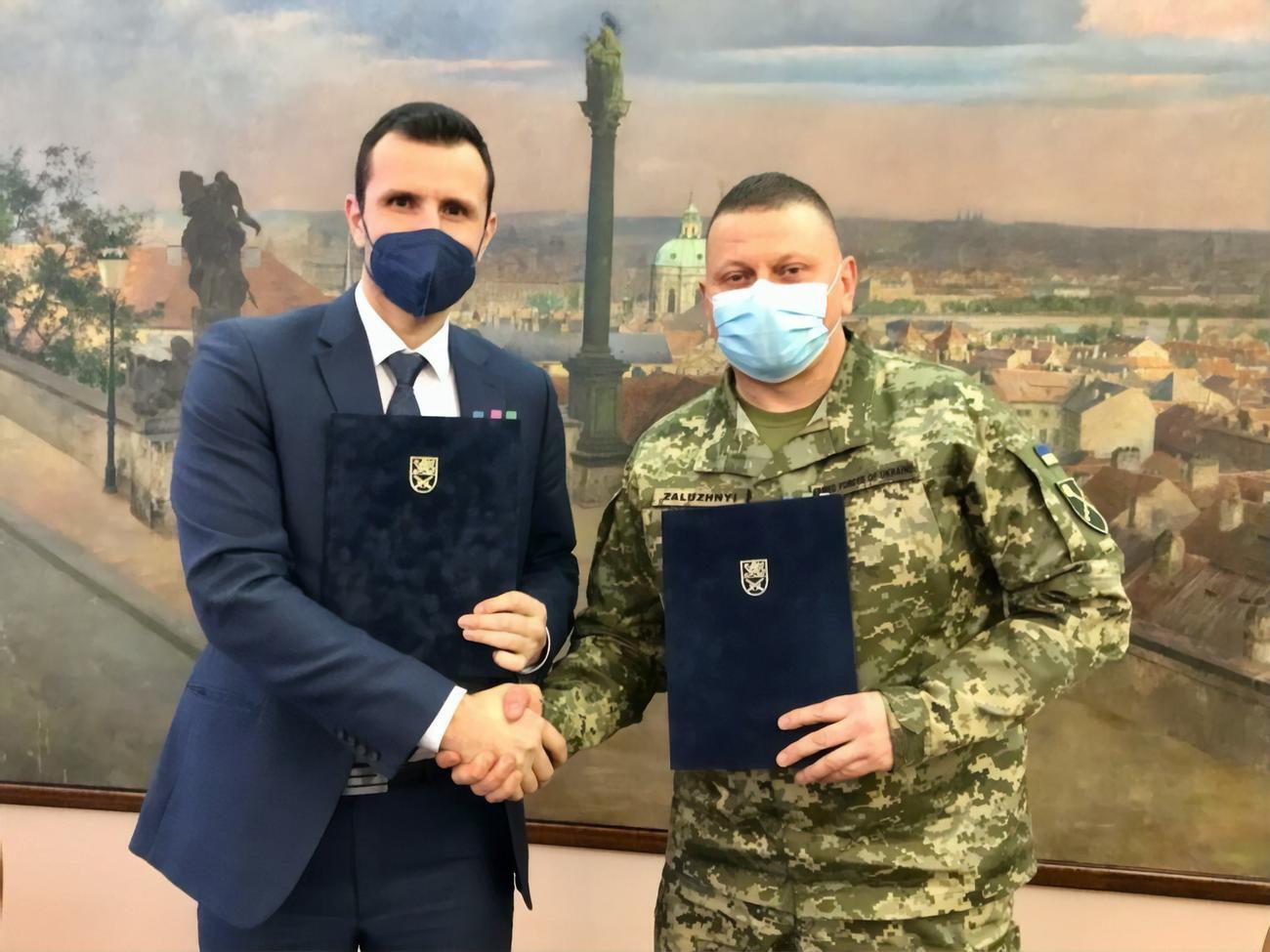 Заступник міністра оборони Чехії Даніель Блажковець та головнокомандувач ЗСУ Валерій Залужний підписали договір про передання Україні артилерійських боєприпасів