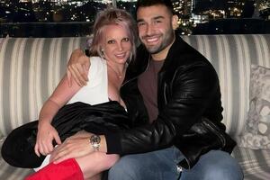 Спірс і Асгарі перебувають у стосунках із 2016 року