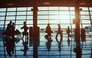 В чешском аэропорту объявления о посадке на рейсы в Украину ранее звучали на чешском, английском и русском языках