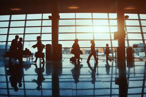 В чешском аэропорту объявления о посадке на рейсы в Украину ранее звучали на чешском, английском и русском языках