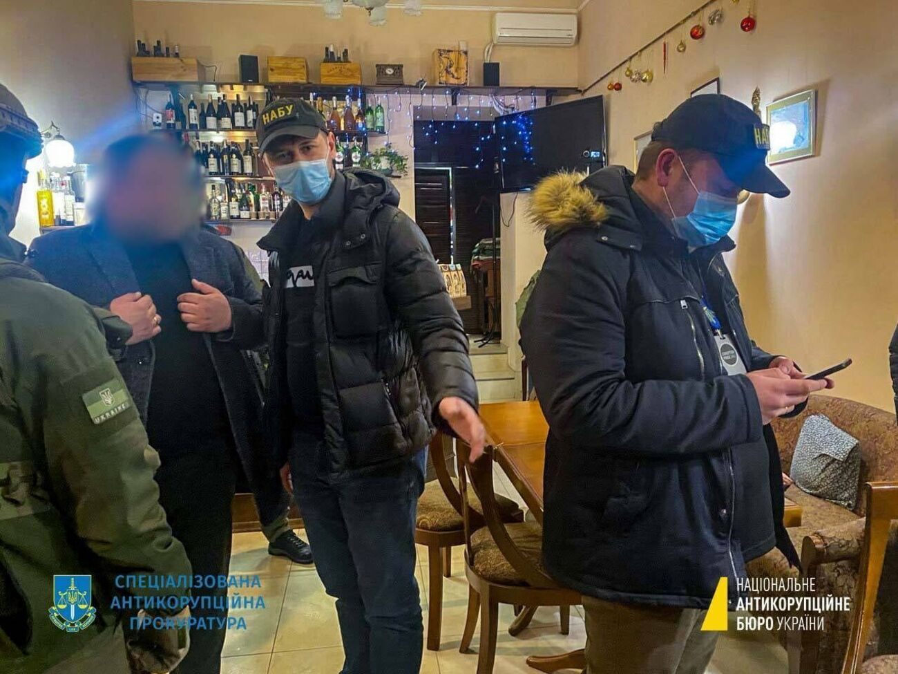 Задержать нардепа (его лицо размыто на снимке) не смогли из-за депутатского иммунитета