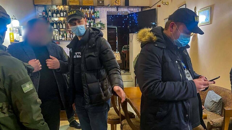 Задержать нардепа (его лицо размыто на снимке) не смогли из-за депутатского иммунитета