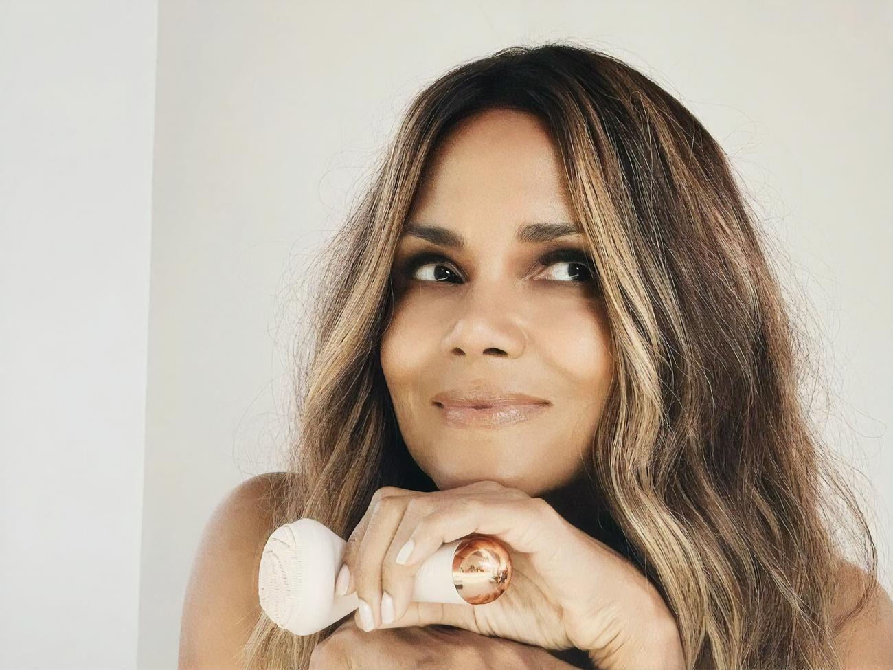 В комментариях под фото подписчики написали Холли Берри множество комплиментов