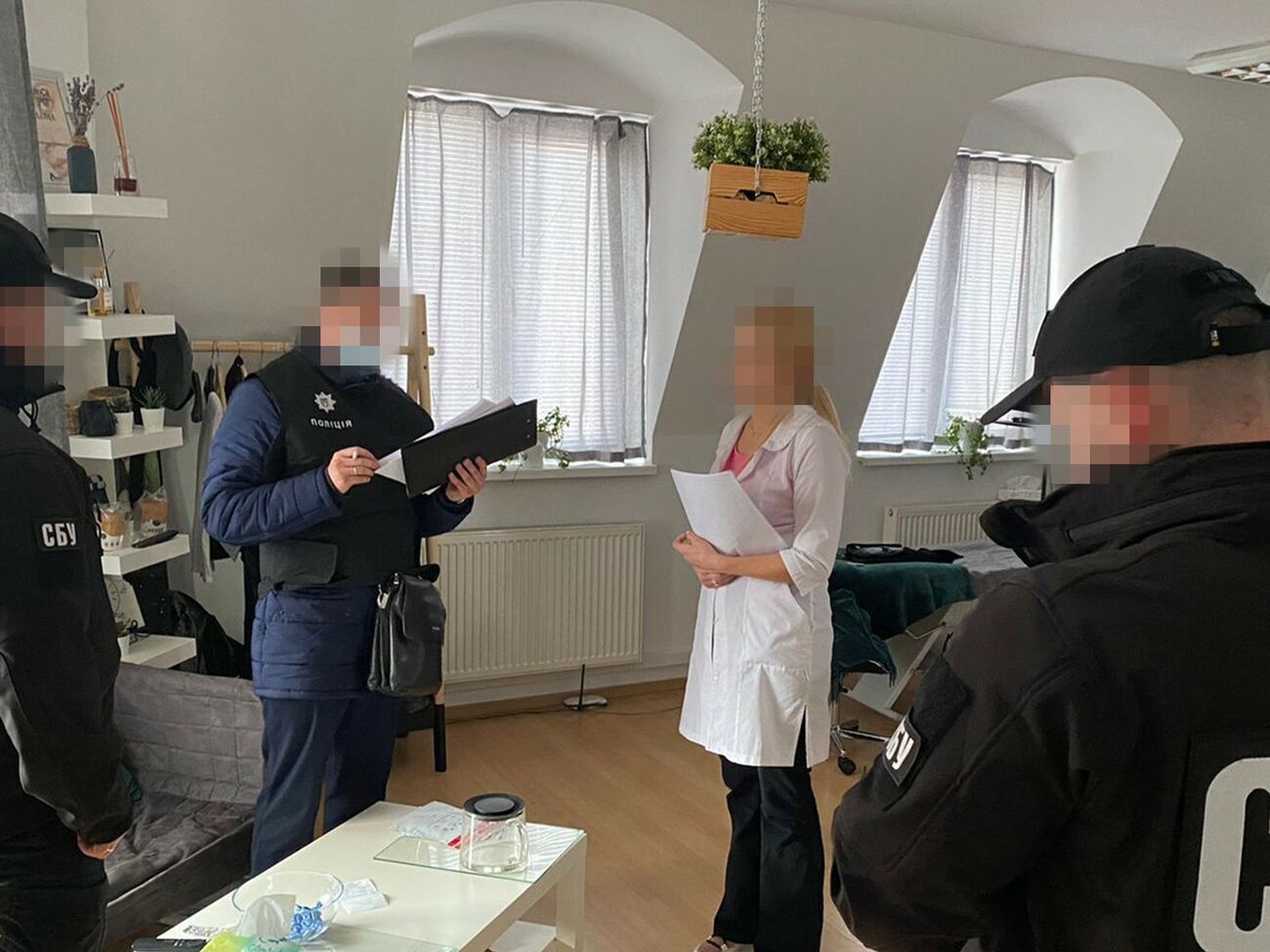 По данным СБУ, подозреваемая подделывала ежемесячно почти 100 медицинских документов