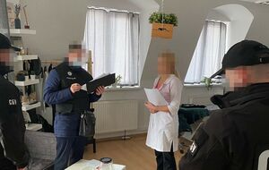 По данным СБУ, подозреваемая подделывала ежемесячно почти 100 медицинских документов