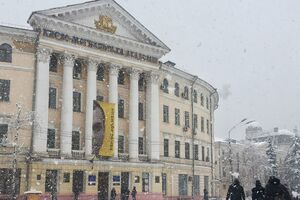 Стефанчук, который преподавал в академии, потребовал объяснений от Шкарлета в связи с происходящим вокруг конкурса