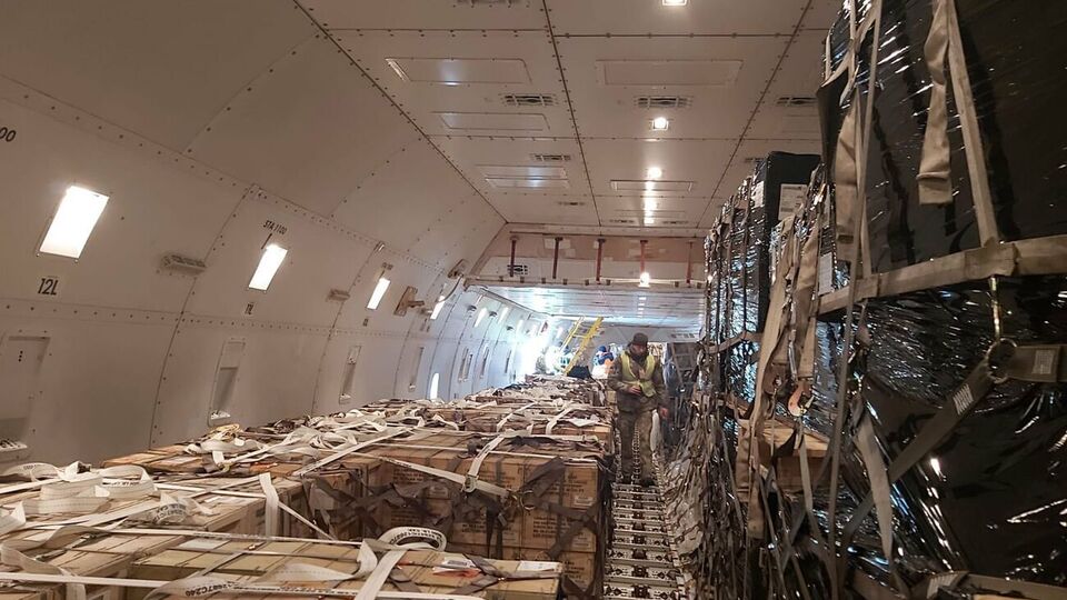 На фоне скопления Россией войск у границ с Украиной ряд стран объявили о передаче Украине оборонительного вооружения и боеприпасов