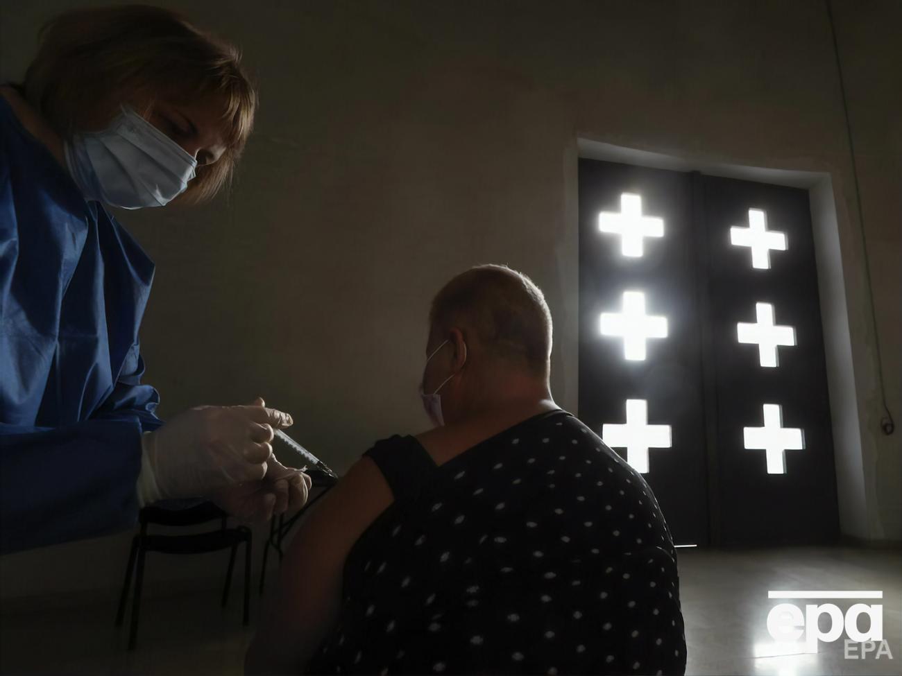 Вакцинація проти коронавірусу триває в Україні рік