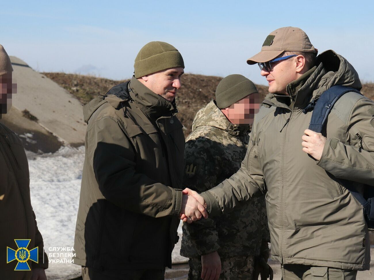 Баканов (справа) 19 февраля посетил&nbsp;позиции украинских военных на Донбассе