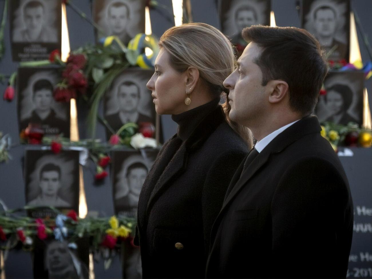 Зеленские установили лампадки у креста на улице Институтской