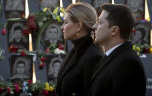 Зеленские установили лампадки у креста на улице Институтской