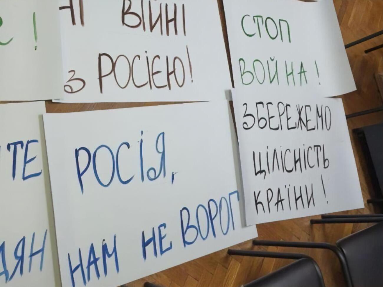 Під час обшуків знайшли проросійські лозунги, стверджують правоохоронці
