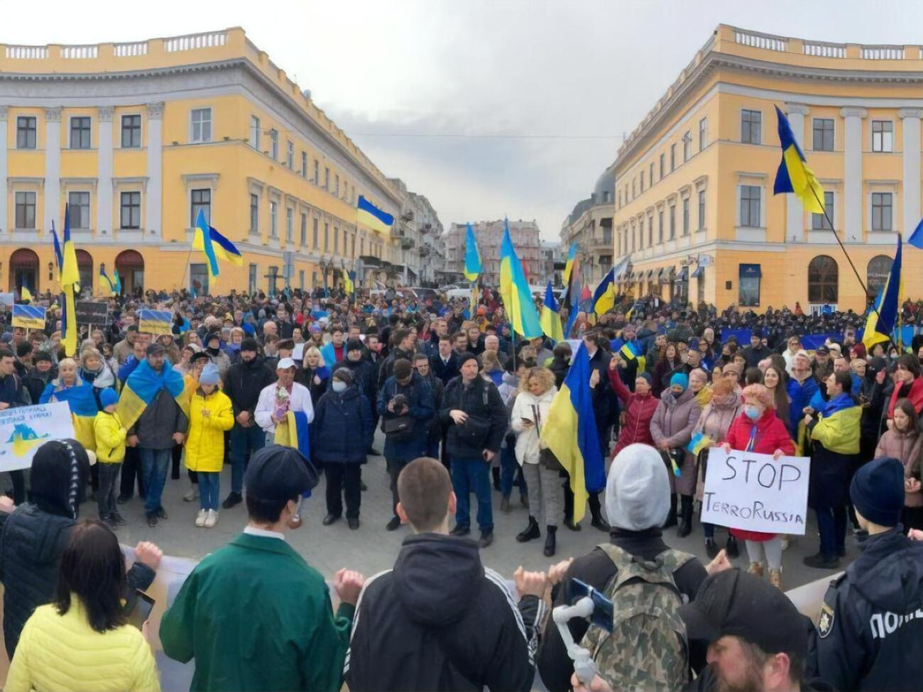 Участники акции прошли маршем от Соборной площади до памятника дюку де Ришелье