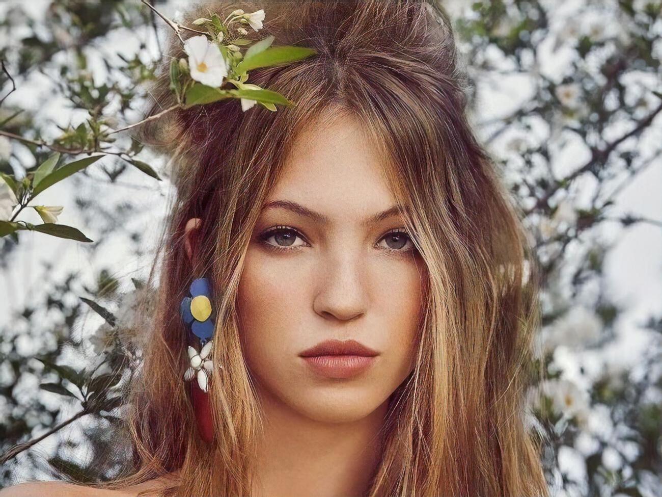 Лила Мосс дефилировала на показе бренда Richard Quinn в рамках Недели моды в Лондоне