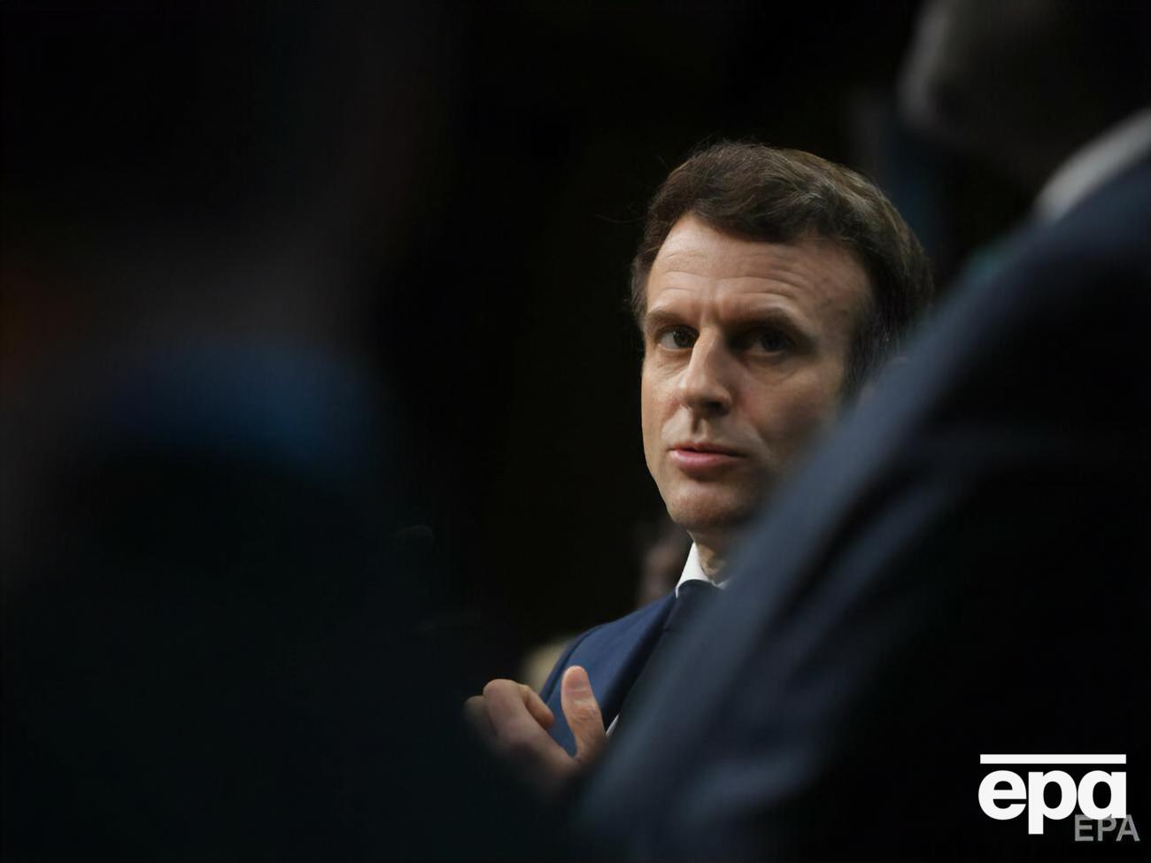 Макрон (на фото) говорив із Путіним майже дві години, пишуть журналісти