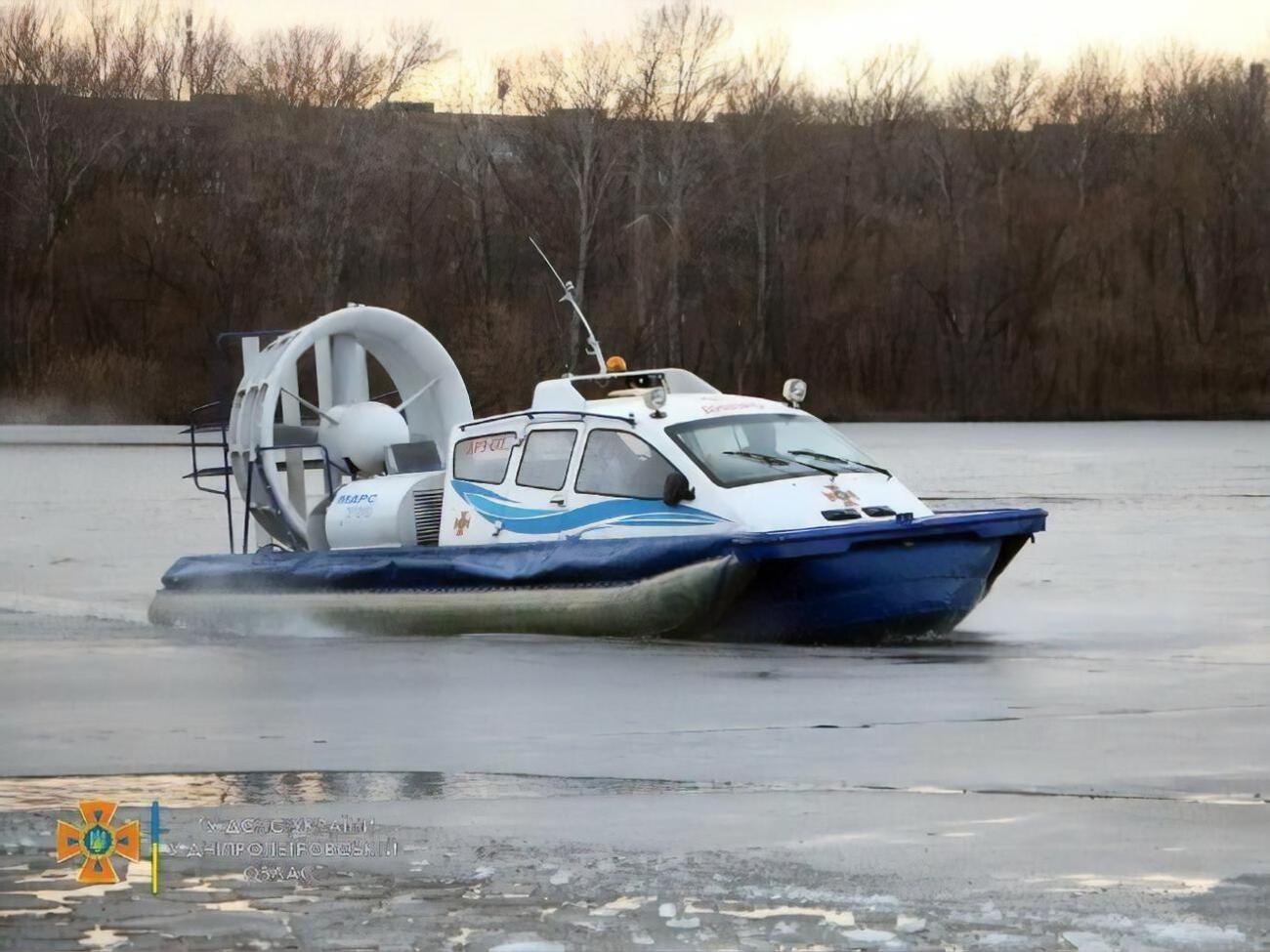 Около 15.00 спасатели получили сообщение о провалившемся под лед на реке мужчине