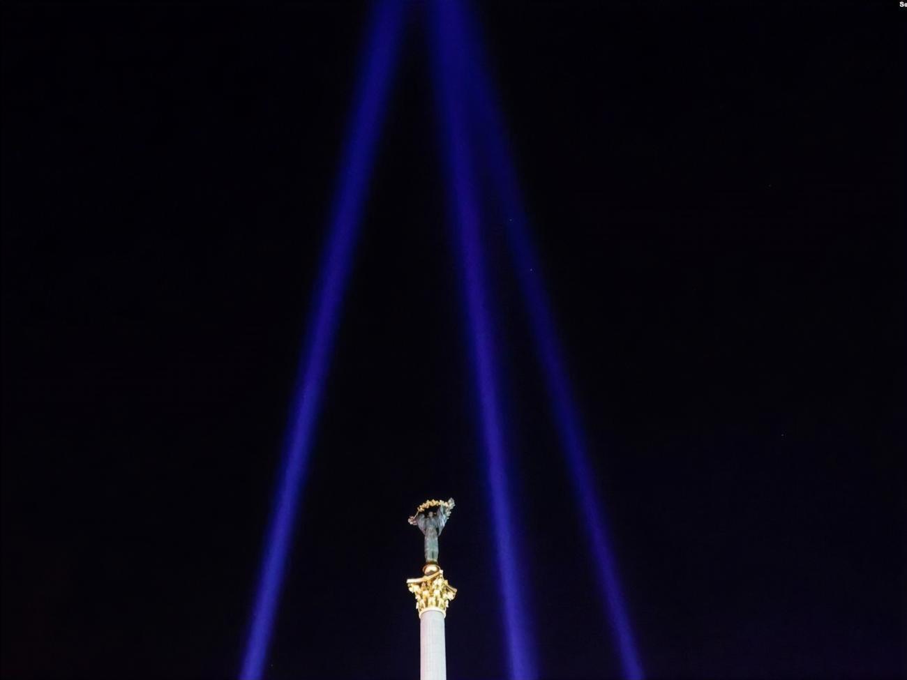 В Киеве почтили память героев Небесной сотни и зажгли лучи достоинства. Фоторепортаж