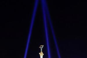 У Києві вшанували пам'ять героїв Небесної сотні та запалили промені гідності. Фоторепортаж