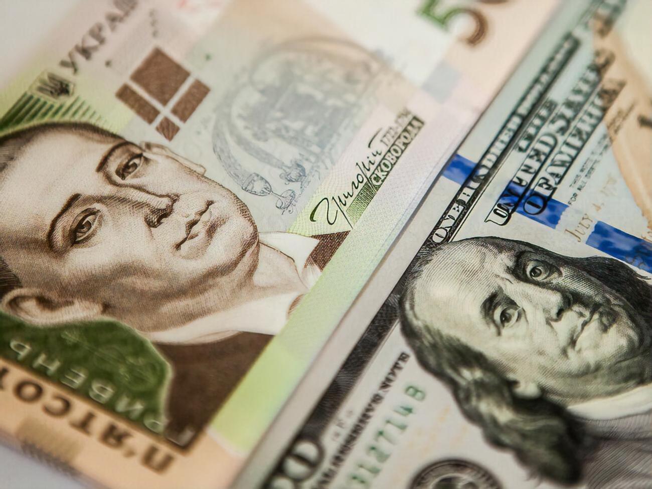 Курс гривны к доллару упал на четыре копейки
