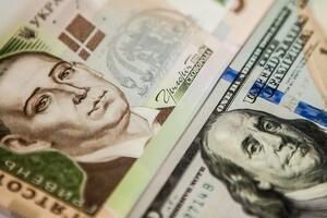 Курс гривны к доллару упал на четыре копейки
