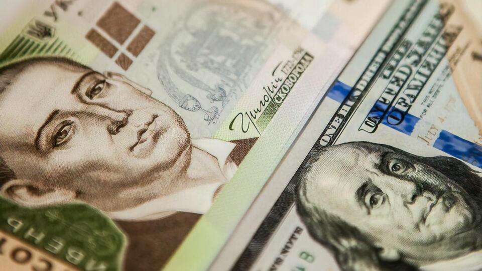 Курс гривны к доллару упал на четыре копейки
