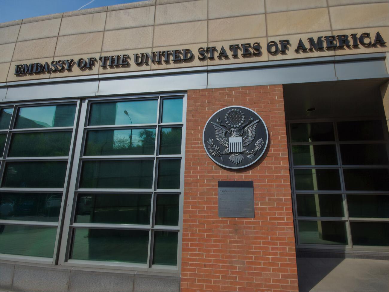 Гражданам США рекомендовали следить за обновлениями в местных и международных СМИ и избегать скопления людей