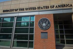 Гражданам США рекомендовали следить за обновлениями в местных и международных СМИ и избегать скопления людей