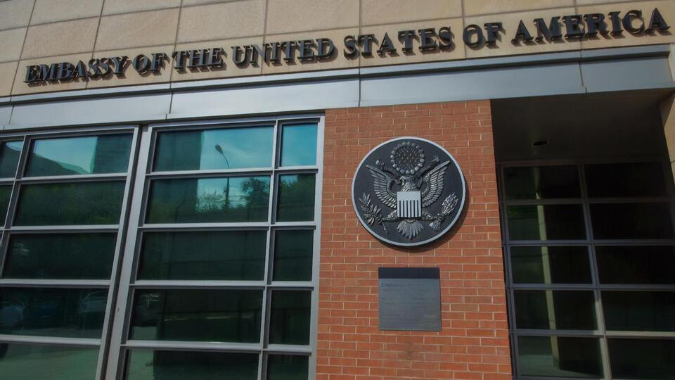 Гражданам США рекомендовали следить за обновлениями в местных и международных СМИ и избегать скопления людей