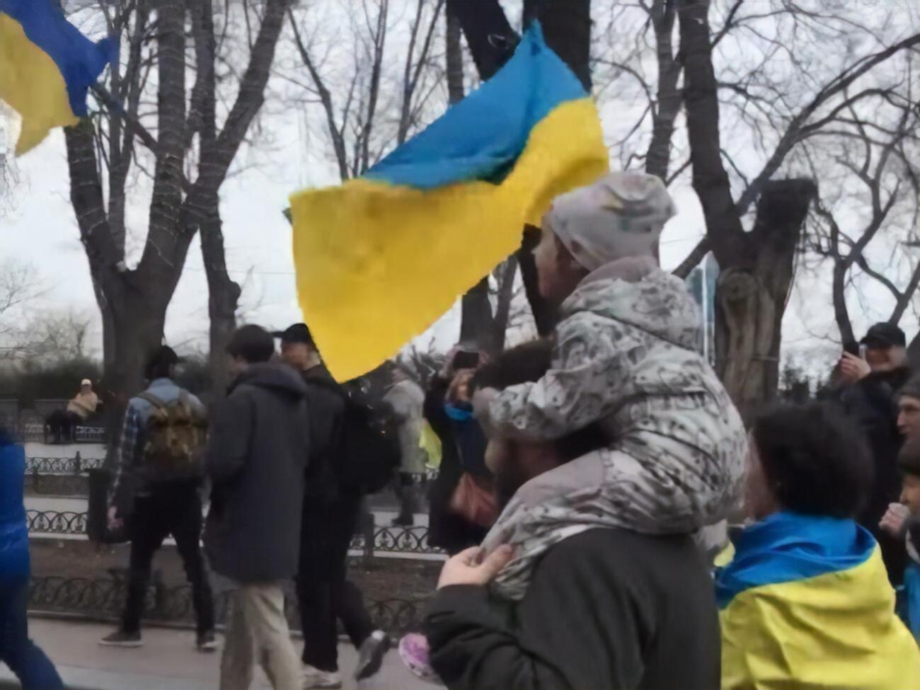 Эта девочка пела гимн и кричала&nbsp;"Україна &ndash; понад усе" сидя на плечах у дяди