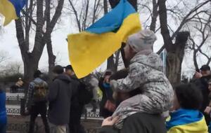 Эта девочка пела гимн и кричала "Україна – понад усе" сидя на плечах у дяди