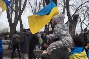 Эта девочка пела гимн и кричала "Україна – понад усе" сидя на плечах у дяди