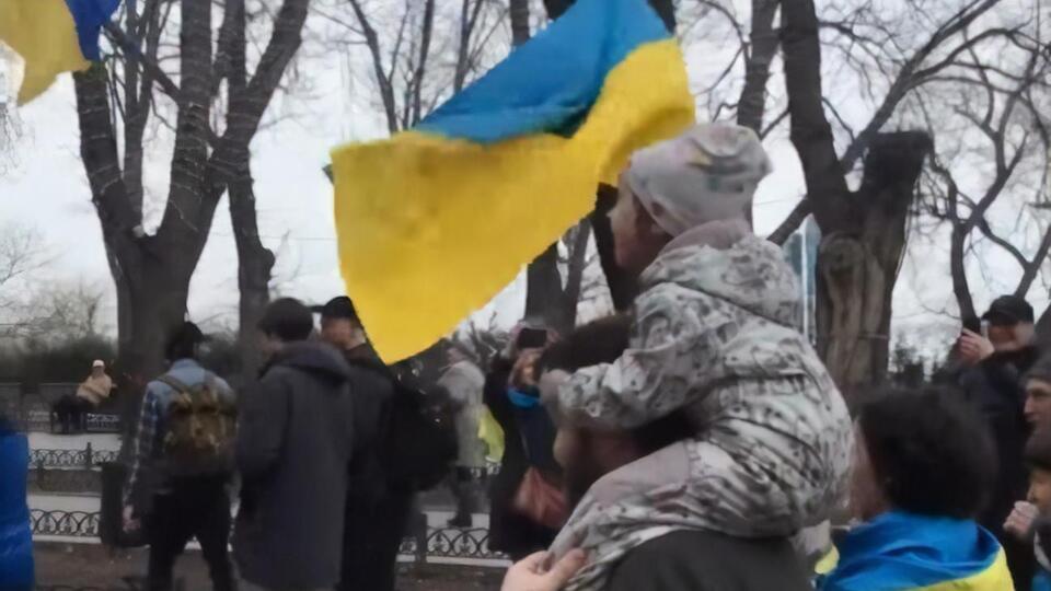 Эта девочка пела гимн и кричала "Україна – понад усе" сидя на плечах у дяди