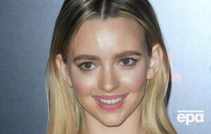 Слухи о романе Бассет с Маском появились после того, как актрису увидел на борту его частного самолета