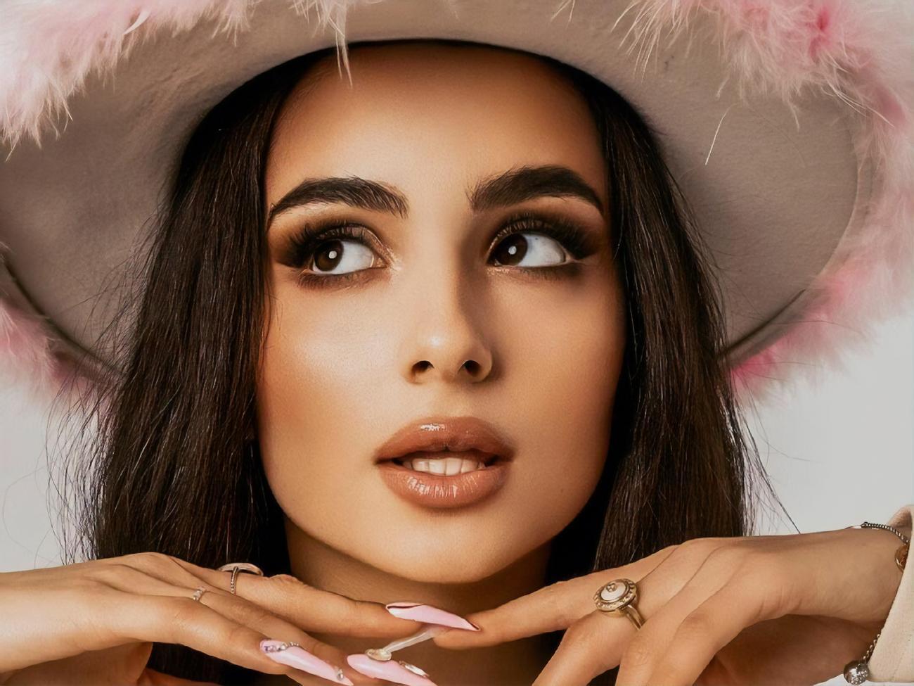 Тринчер снялась в купальнике