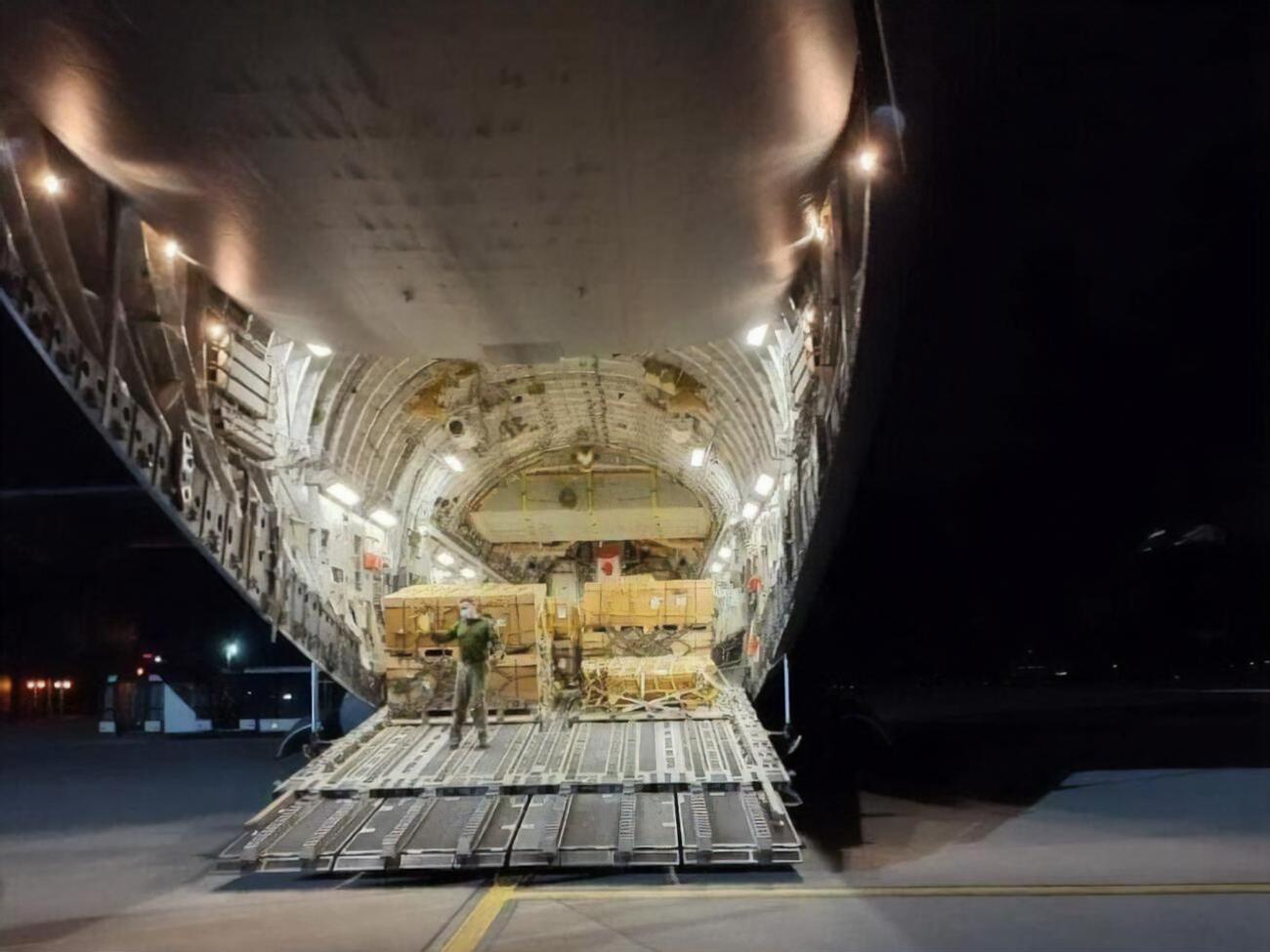 На фоне скопления Россией войск у границ с Украиной ряд стран передают Киеву военную помощь