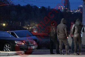 Возле дома Медведчука – полиция и десятки людей в черной одежде и в балаклавах